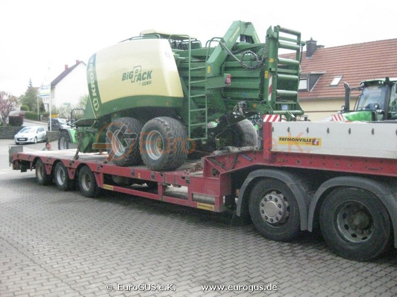 негабаритная перевозка KRONE BigPack 890 XC из германии в россию на низкорамном прицепе