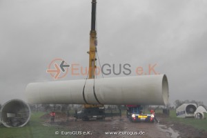 загрузка автокраном части трубы ветрогенератора